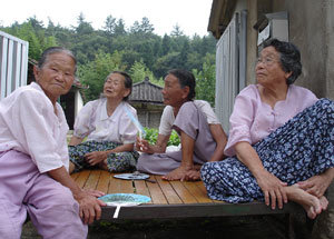 다큐멘터리 ‘노인들만 사는 마을’에 소개되는 전남 고흥군 두원면 예동마을 할머니들. 이 마을에서는 70, 80대 허리 굽은 노인들이 서로 품앗이를 하며 농사를 짓는다. 사진 제공 MBC