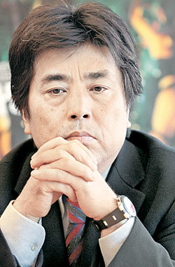 자신이 감독한 영화 ‘도쿄 데카당스’의 개봉을 앞두고 방한한 무라카미 류. 그는 일본에서도 많은 논란이 된 이 영화에 대해 “한국에서 개봉된다는 점 자체가 놀랍다”고 했다. 김미옥  기자