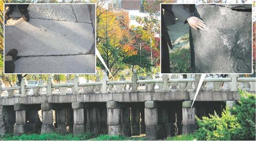 ‘흔들리고 부서지고.’ 청계천에 복원할지를 놓고 논란에 휩싸여 있는 서울 중구 장충단 공원 내 수표교가 하부 교각과 상판이 심하게 훼손된 것으로 나타났다. 수표교의 원래 자리는 중구 청계3가였으나 1959년 지금의 자리로 옮겨졌다. 황태훈 기자
