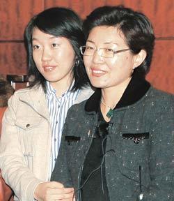 창립 발기인 총회에서 난자 기증 의사를 밝힌 김이현 씨(오른쪽)와 딸 김재홍 씨. 강병기  기자