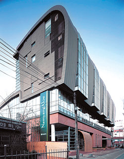건축가들이 선정한 올해의 베스트 7 건축물에 꼽힌 유석연의 ‘남양알로에 에코넷 센터’(서울 성동구 행당동). 도시의 긴장과 공백을 동시에 느끼게 한다는 평을 들었다. 사진 제공 한국건축가협회