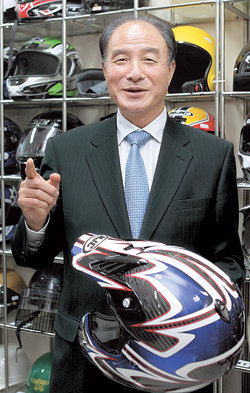 경기 용인시 이동면 홍진HJC 연구소에서 오토바이 헬멧을 테스트하고 있는 홍완기 홍진HJC 회장. 30여 년 동안 헬멧을 생산해 세계 시장을 석권한 그는 헬멧 관련 특허가 10여 개에 이르는 ‘발명왕’이기도 하다. 용인=이종승 기자