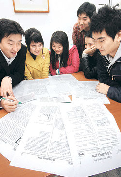 23일 밤 서울 송파구 송파동의 한 학원에서 수험생들이 이날 치른 대학수학능력시험의 시험지를 인터넷으로 내려받아 답안을 맞춰보고 있다. 신원건 기자