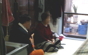 40대 정신질환자인 A 씨(왼쪽)와 어머니 P 씨가 서울 강서구의 한 임대아파트에서 단둘이 외롭게 살아가고 있다. 모자가 겪는 고통은 우리 사회의 그늘진 구석을 여실히 보여 주고 있다. 이훈구 기자