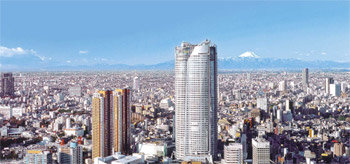 한가운데의 오른편 타워가 모리타워(54층)이고 그 주변이 롯폰기힐스다. 타워 52층의 통유리창 외벽에 마련된 도심 전망대 ‘도쿄 시티 뷰’에서 도쿄 시내를 두루 감상할 수 있다. 사진 제공 모리타워