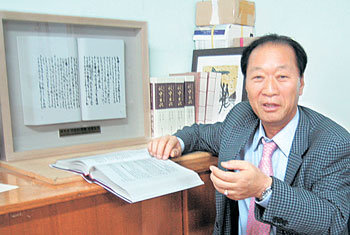 4년간의 작업 끝에 충무공 이순신의 ‘난중일기’ 번역본을 펴낸 이용호 전 명지대 교수. 그는 난중일기 영인본을 펼쳐서 넣은 액자를 만들어 각계 지도자들에게 보내고 있다. 대전=지명훈 기자