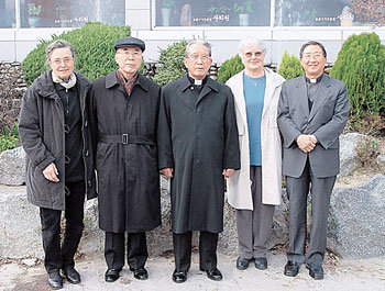 43년간 소록도에서 봉사활동을 한 마가레트 수녀(왼쪽)와 마리안 수녀(오른쪽에서 두 번째)가 출국 인사를 하기 위해 지난달 21일 천주교 광주대교구장 최창무 대주교(왼쪽에서 두 번째), 윤공희(가운데) 김희중 주교와 기념촬영을 했다. 고흥=연합뉴스