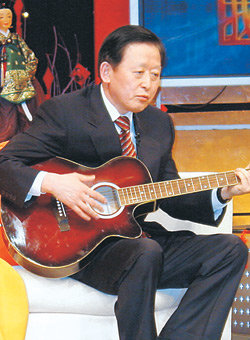 1일 저녁 중국 전역에 방영된 베이징TV의 토크쇼에 출연해 뛰어난 기타 연주와 노래 솜씨를 선보인 김하중 주중 대사. 사진 제공 주중대사관