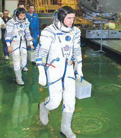 우주선 타고내릴 때한국 최초의 우주인은 무게 약 10kg인 러시아의 선내 우주복을 입을 예정이다. 이 우주복에는 섭씨 120도의 고온과 영하 120도의 극저온에 견딜 수 있는 첨단섬유인 폴리이미드가 들어간다. 사진은 러시아 우주인 유리 말렌첸코. 사진 제공 미국항공우주국(NASA)