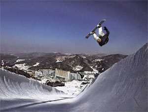 올해 한국의 스키장은 야심(야간+심야) 스키, 올나이트(밤샘) 스키로 24시간 잠들지 않는다. 사진은 지난 시즌 현대성우리조트의 야경. 사진 제공 현대성우리조트