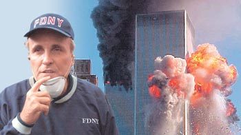 9·11테러 당시 미국 뉴욕시장이었던 루돌프 줄리아니는 뛰어난 위기 대처 능력을 보였다. 그러나 이 모범적인 지도자도 열광적인 지지자들에게 등을 떠밀려 하마터면 시장 임기를 연장하는 치명적인 우를 범할 뻔했다. 사진은 줄리아니 시장과 9·11테러 장면을 합성한 것.