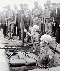 1966년 10월 베트남을 방문한 박정희 당시 대통령이 국군 장병들을 격려하고 있다. 정부는 파병 장병들에게 미군 수준의 전투수당을 지급할 것을 미국에 요청했으나 거절당했다. 동아일보 자료 사진