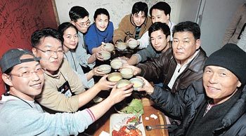 만화 ‘식객’의 저자 허영만 씨(오른쪽)가 서울 종로구 인사동의 식당 ‘식객’에서 애독자들과 서산 막걸리로 건배하고 있다. 홍진환 기자