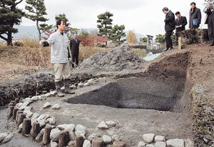 2일 일본 나라 현 아스카 촌 서남쪽 고분지대에서 백제 왕족의 것으로 추정되는 고분 석실에 대해 일본 발굴 관계자가 설명하고 있다. 나라=교도 연합뉴스