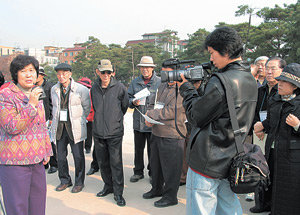 주부 최임자 씨(왼쪽)가 한옥문화원 주최로 열린 강좌에 참가한 다른 문화재지킴이들에게 서울 송파구 석촌동 백제 초기의 적석총에 대해 설명하고 있다. 김진경 기자