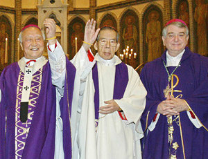 4일 서울 명동성당에서 열린 ‘생명미사’ 참석자들이 미사 후 생명팔찌를 차고 인사를 하고 있다. 왼쪽부터 정진석 대주교, 김수환 추기경, 에밀 폴 체릭 주한 교황청 대사. 홍진환  기자