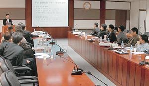 지난달 21일 서울대 LG 경영관 4층 회의실에서 서울대 경영대 교수들이 같은 대학 인문대 국사학과 정용욱 교수의 강의를 귀담아듣고 있다. 정 교수는 이날 ‘펜과 칼, 그리고 한국 현대사’를 주제로 열강했다. 사진 제공 서울대 경영대