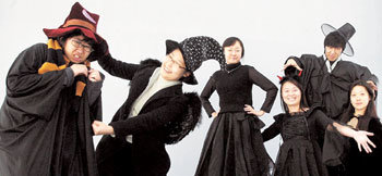 마녀, 프란체스카, 저승사자...피아니스트 막심 므라비차의 팬클럽 회원들이 6일 모여 연주회에 입고 갈 블랙계열의 옷을 선보이고 있다. 이종승기자