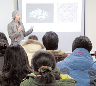 1일 서울 사비나미술관 이명옥 관장이 ‘내 전시는 내가 만든다’ 강의를 하고 있다. 좌석은 40석인데 입소문을 듣고 찾아온 작가 60여 명이 몰려 작가들이 이런 정보에 목말라 있음을 보여줬다.사진 제공 한국사립미술관협회