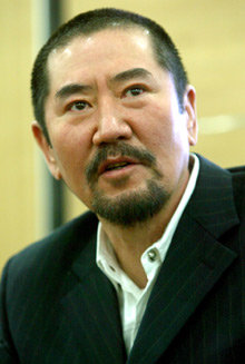 KBS1TV에서 방영되는 외화 ‘칭기즈칸’에서 주연을 맡은 몽골배우 바썬은 “영웅 칭기즈칸이 아니라 인간 칭기즈칸을 연기하고 싶었다”고 말했다. 원대연 기자