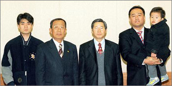 왼쪽부터 장학금 수혜자인 노성준 씨, 숨진 안혁 씨의 아버지 안욱 씨, 한국외국어대 법학과 이장희 교수, 혁 씨의 형 안상현 씨. 사진 제공 한국외국어대