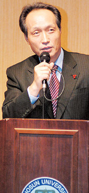 이병완 대통령비서실장은 7일 광주 조선대 특강에서 “대통령의 지지도가 낮은 것은 노무현 정권을 인정할 수 없다는 본질적인 비토층이 사회의 중요 세력을 형성하고 있기 때문”이라며 ‘남의 탓’을 했다. 광주=연합뉴스