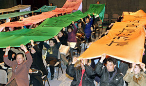 학부모들 “사학법 개정안 반대”‘학교를 사랑하는 학부모 모임’ 회원 200명은 7일 서울 중구 태평로 한국프레스센터에서 사립학교법 개정안의 국회 상정 반대 집회를 열었다. 참가자들이 국회의장에 의해 개정안이 직권 상정되는 것을 반대한다는 내용이 적힌 현수막을 머리 위로 올려 보이고 있다. 이훈구 기자