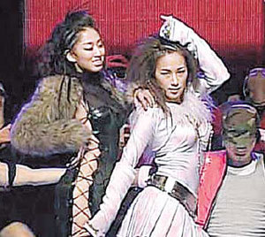 4일 ‘대한민국 영화대상’의 무대에서 파격적인 옷차림과 춤을 선보이고 있는 가수 빈(왼쪽)과 채연. MBC 화면 캡처