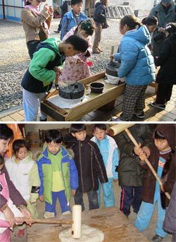 농촌체험마을을 찾으면 맷돌로 콩을 가는 맷돌돌리기(위)와 천연 재료로 천을 물들이는 천연염색 등 다양한 체험을 할 수 있다. 사진 제공 경기도청