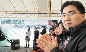 ‘황우석 바이오장기연구센터’ 착공식황우석 서울대 석좌교수팀 연구원인 이병천 교수(오른쪽)가 8일 경기 수원시 영통구 이의동 광교테크노밸리에서 열린 ‘황우석 바이오장기연구센터’ 착공식 행사 중 박수를 치고 있다. ‘스너피도 아버지를 애타게 기다리고 있습니다’라는 현수막이 눈길을 끈다. 수원=연합뉴스