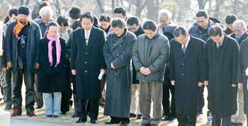 8일 서울 용산구 효창공원 내 윤봉길 의사 묘역을 찾아 참배하고 있는 일본 연극배우들. 권주훈  기자