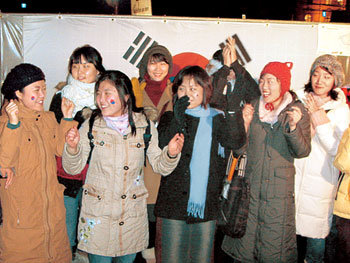 독일 라이프치히 시내에서 열린 인간띠 잇기 행사에 참가한 한국 유학생들. 라이프치히=정재윤  기자