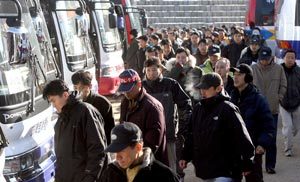 인천 중구 운서동 인천연수원에서 농성하던 대한항공 조종사 노동조합원들이 11일 정부의 긴급조정권 발동 뒤 업무에 복귀하기 위해 버스에 오르고 있다. 대한항공 노선은 13일경 완전 정상화된다. 인천=원대연 기자