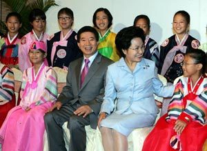 말레이시아를 국빈 방문 중인 노무현 대통령과 부인 권양숙 여사가 11일 쿠알라룸푸르의 푸트라 월드트레이드센터에서 가진 교포간담회에서 어린이들과 기념 촬영을 했다. 쿠알라룸푸르=석동률  기자