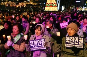 10일 서울시청 앞 서울광장에서 한국기독교총연합회 주최로 열린 촛불기도회에 참석한 기독교인들이 두 손에 촛불과 ‘북한 인권’이라고 쓰인 종이팻말을 들고 북한 동포의 인권 보호와 종교의 자유 보장을 촉구하고 있다. 강병기  기자