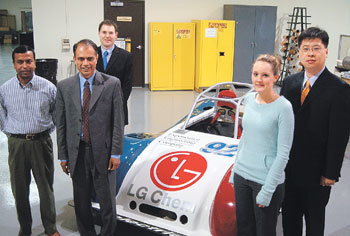 미국 미시간 주 트로이 시에 위치한 LG화학의 2차전지 연구소인 LG CPI에서 프리바칼 파틸 소장(왼쪽에서 두 번째) 등 연구원들이 자동차용 리튬폴리머전지를 탑재한 경주용 전기자동차 앞에 서 있다. 트로이(미국)=최영해 기자