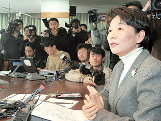 12일 서울대 노정혜 연구처장이 기자회견을 열고 황우석 교수의 논문을 검증할 조사위원회 구성 계획을 밝히고 있다. 이훈구 기자