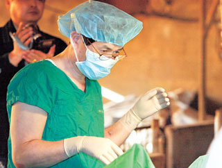 12일 연구실로 복귀한 황우석 교수는 충남 홍성군 돼지농장에서 무균돼지 체세포 복제란 이식실험을 했다. 홍성=김재명 기자