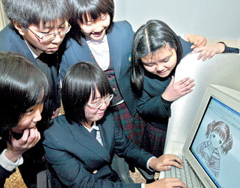 서울 한양대 사범대 부속중학교 학생들이 9일 도서관에 모여 자신들의 홈페이지를 꾸밀 그림을 만들고 있다. 방학을 이용해 자신의 개인 홈페이지에 그림과 글로 자신을 표출하는 것이 1318세대 사이에 유행이다. 김재명 기자