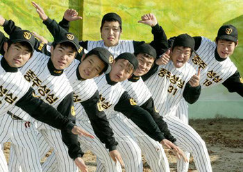 다큐멘터리 ‘태양을 향해 쏴라’의 주인공인 성심학교 야구부원들. 청각장애를 가진 학생들은 야구를 하면서 학교 밖의 아이들과 어깨를 나란히 할 수 있다는 자신감을 더 크게 갖게 됐다. 사진 제공 KBS