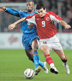 골잡이 프레이를 묶어라스위스의 간판 공격수 알렉산더 프레이(오른쪽)가 10월 8일 2006 독일 월드컵 지역예선 프랑스와의 경기에서 상대 수비 클로드 마켈렐레와 공을 다투고 있다. 프레이는 지역예선에서 7골을 넣었다. 게티이미지