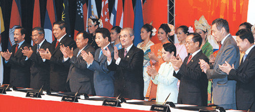 노무현 대통령(왼쪽에서 다섯 번째)이 13일 말레이시아 쿠알라룸푸르 컨벤션센터에서 동남아시아국가연합(ASEAN·아세안) 10개국 정상과 ‘한-아세안 자유무역협정(FTA) 기본협정’에 서명한 뒤 함께 박수를 치고 있다. 쿠알라룸푸르=석동률 기자