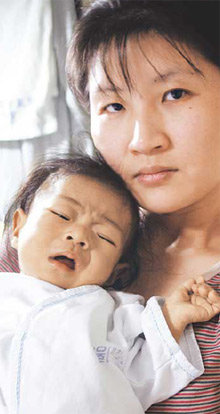 서울대병원 어린이병동에서 옥모 씨가 간경화로 고통받는 생후 7개월 된 딸 조수아 양을 안고 있다. 조 양은 당장 간 이식을 받지 못할 경우 두 달을 넘기기 힘들다는 진단을 받았다.사진 제공 사랑의 장기 기증운동본부