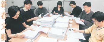 서울 종로구 세종로 동아일보사 내에 마련된 신춘문예 심사장에서 13일 응모자들의 작품을 읽고 있는 중편 및 단편 소설과 시 부문 예심위원들. 왼쪽부터 조경란 반칠환 윤대녕 은희경 김영하 박철화 권혁웅 씨. 부문별로 동아일보 신춘문예 출신 문인과 최고 수준의 젊은 평론가들이 포함됐다. 권주훈 기자