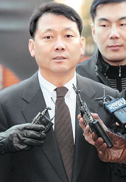 2002년 대통령선거를 앞두고 삼성그룹에서 채권을 받은 혐의를 받고 있는 이광재 열린우리당 의원이 14일 검찰 조사를 받기 위해 서울 서초구 대검 청사에 들어서고 있다. 전영한 기자