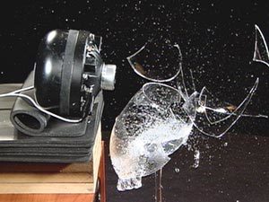 16일 방송되는 EBS 스페셜 ‘일상의 미스터리, 소리’에서는 보는 소리, 질병을 치료하는 소리 등 소리의 다양한 역할에 대해 알아본다. 소리의 공명 때문에 와인 잔이 깨어지는 모습. 사진 제공 EBS