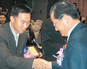 전남 고흥군 동강면 노동리에서 한우를 키우며 벼농사를 짓는 신문호(왼쪽) 씨가 농어촌 청소년 대상을 받았다. 고흥=연합뉴스