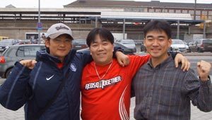 독일의 하노버 중앙역에서 만난 붉은 악마들. 왼쪽부터 반우용 독일 월드컵 원정단장, 오중권 예산편성위원장, 유승우 여행담당. 하노버=정재윤  기자