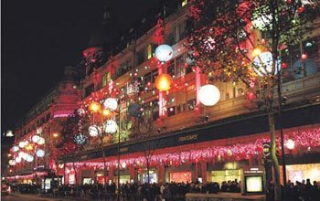 빛의 향연이 펼쳐지고 있는 파리의 겨울밤 풍경. 붉은 조명이 건물을 포근하게 감싼 프랭탕 백화점. 파리=김현진 사외기자