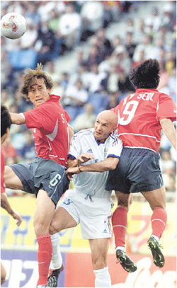 2002년 5월 26일 수원월드컵경기장에서 열린 한국과 프랑스의 축구대표팀 평가전. 동아일보 자료 사진